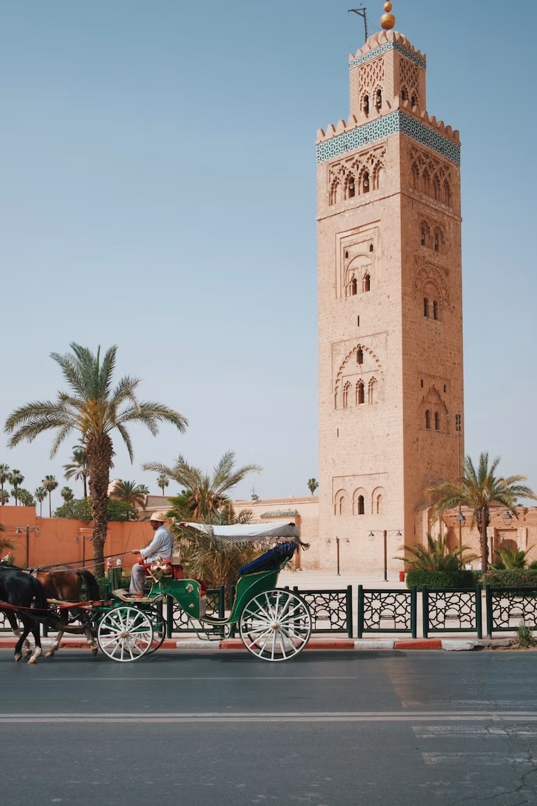 Calèche devant la mosquée Koutoubia à Marrakech